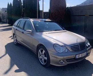 Sprednji pogled najetega avtomobila Mercedes-Benz C-Class v v Tirani, Albanija ✓ Avtomobil #4607. ✓ Menjalnik Samodejno TM ✓ Mnenja 1.