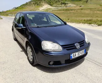 Vista frontal de un Volkswagen Golf de alquiler en Tirana, Albania ✓ Coche n.º 4613. ✓ Manual TM ✓ 1 opiniones.