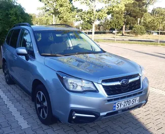 Vista frontal de un Subaru Forester de alquiler en Tiflis, Georgia ✓ Coche n.º 4448. ✓ Automático TM ✓ 0 opiniones.