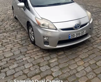 Орендуйте Toyota Prius 2011 в Грузії. Паливо: Бензин. Потужність: 136 к.с. ➤ Вартість від 117 GEL за добу.