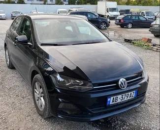 Vue de face d'une location Volkswagen Polo à Tirana, Albanie ✓ Voiture #4577. ✓ Automatique TM ✓ 0 avis.