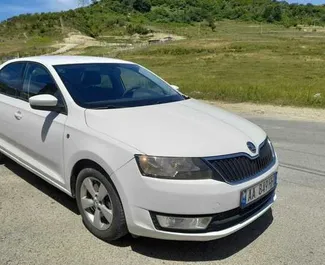 Vuokra-auton etunäkymä Skoda Rapid Tiranassa, Albania ✓ Auto #4628. ✓ Vaihteisto Manuaalinen TM ✓ Arvostelut 0.