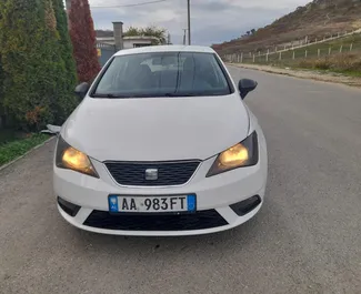 Přední pohled na pronájem Seat Ibiza v Tiraně, Albánie ✓ Auto č. 4609. ✓ Převodovka Manuální TM ✓ Recenze 1.