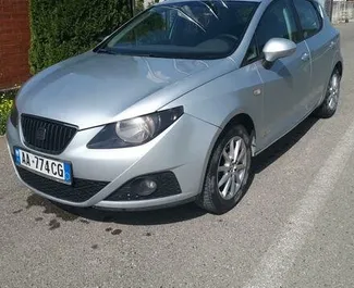 Frontansicht eines Mietwagens Seat Ibiza in Tirana, Albanien ✓ Auto Nr.4618. ✓ Schaltgetriebe TM ✓ 2 Bewertungen.