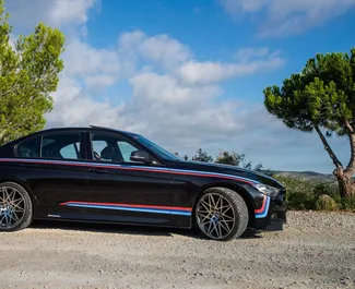 Prenájom auta BMW 328i Xdrive Performance 2016 v v Španielsku, s vlastnosťami ✓ palivo Benzín a výkon 320 koní ➤ Od 45 EUR za deň.