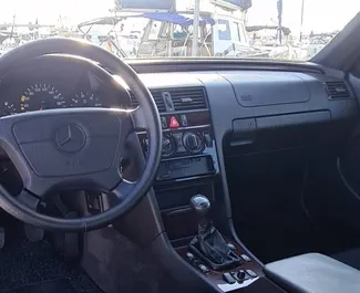 Interiør af Mercedes-Benz C220 til leje i Spanien. En fantastisk 5-sæders bil med en Manual transmission.