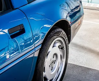 在 在西班牙 租赁 Chevrolet Corvette 1991 汽车，特点包括 ✓ 使用 Petrol 燃料和 285 马力 ➤ 起价 125 EUR 每天。
