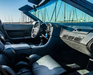 Innenraum von Chevrolet Corvette zur Miete in Spanien. Ein großartiges 2-Sitzer Fahrzeug mit Schaltgetriebe Getriebe.