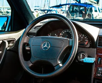 Wnętrze Mercedes-Benz C180 do wynajęcia w Hiszpanii. Doskonały samochód 5-osobowy. ✓ Skrzynia Automatyczna.