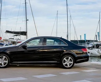 Frontvisning af en udlejnings Mercedes-Benz E350 4matic i Barcelona, Spanien ✓ Bil #4822. ✓ Automatisk TM ✓ 0 anmeldelser.