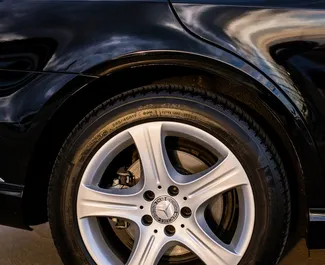 Vermietung Mercedes-Benz E350 4matic. Premium, Luxus Fahrzeug zur Miete in Spanien ✓ Kaution Einzahlung von 800 EUR ✓ Versicherungsoptionen KFZ-HV, VKV Plus.