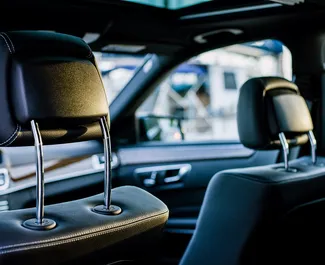 Mercedes-Benz E350 4matic 2018 在 在巴塞罗那 可租赁，具有 100 km/day 里程限制。