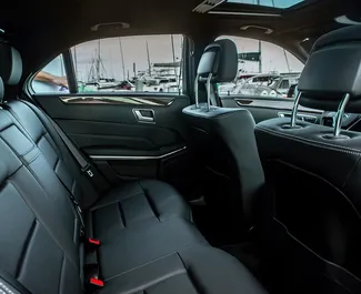 Interior de Mercedes-Benz E350 4matic para alquilar en España. Un gran coche de 5 plazas con transmisión Automático.