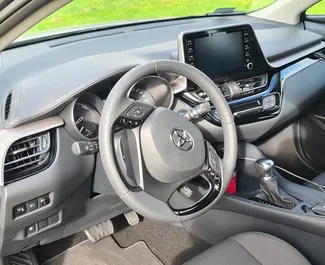 Toyota C-HRのレンタル。スペインにてでの快適さ, クロスオーバーカーレンタル ✓ 預金500 EUR ✓ TPL, CDWの保険オプション付き。