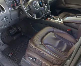 Audi Q7のレンタル。グルジアにてでのプレミアム, SUV, クロスオーバーカーレンタル ✓ 保証金なし ✓ TPL, CDW, SCDW, 乗客数, 盗難の保険オプション付き。