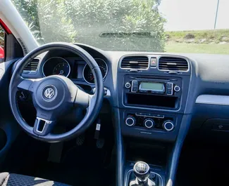 바르셀로나에서, 스페인에서 대여하는 Volkswagen Golf 6의 전면 뷰 ✓ 차량 번호#4810. ✓ 매뉴얼 변속기 ✓ 0 리뷰.
