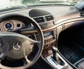 Vooraanzicht van een huurauto Mercedes-Benz E-Class in Barcelona, Spanje ✓ Auto #4813. ✓ Transmissie Automatisch TM ✓ 0 beoordelingen.
