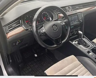 Interiér Volkswagen Passat na prenájom v v Čiernej Hore. Skvelé auto so sedadlami pre 5 osôb s prevodovkou Automatické.