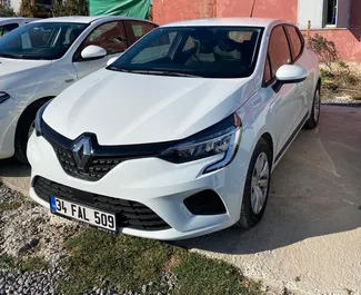 Vista frontal de un Renault Clio 5 de alquiler en el aeropuerto de Antalya, Turquía ✓ Coche n.º 5011. ✓ Manual TM ✓ 0 opiniones.