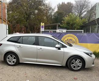 Sprednji pogled najetega avtomobila Toyota Corolla Touring Sports v v Budimpešti, Madžarska ✓ Avtomobil #4750. ✓ Menjalnik Samodejno TM ✓ Mnenja 0.