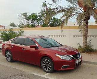 Nissan Altima bérlése. Kényelmes, Prémium típusú autó bérlése az Egyesült Arab Emírségekben ✓ Letét 1500 AED ✓ Biztosítási opciók: TPL, CDW.