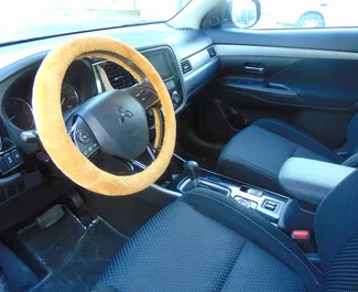 Mitsubishi Outlander nuoma. Komfortiškas, Krosas automobilis nuomai JAE ✓ Depozitas 1500 AED ✓ Draudimo pasirinkimai: TPL, CDW.