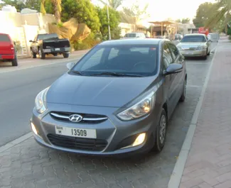 Frontvisning av en leiebil Hyundai Accent i Dubai, De Forente Arabiske Emirater ✓ Bil #4962. ✓ Automatisk TM ✓ 1 anmeldelser.