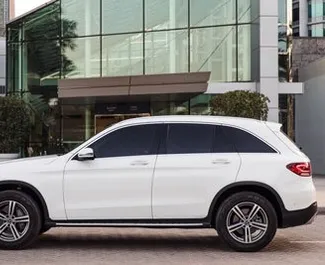 واجهة أمامية لسيارة إيجار Mercedes-Benz GLC300 في في دبي, الإمارات العربية المتحدة ✓ رقم السيارة 4948. ✓ ناقل حركة أوتوماتيكي ✓ تقييمات 0.