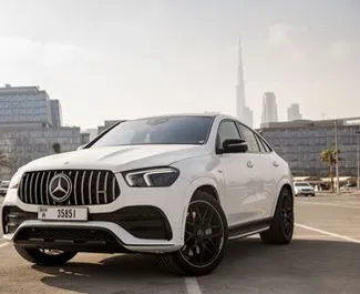 Vista frontal de un Mercedes-Benz GLE Coupe de alquiler en Dubai, EAU ✓ Coche n.º 4931. ✓ Automático TM ✓ 0 opiniones.