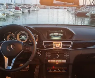Innenraum von Mercedes-Benz E350 AMG zur Miete in Spanien. Ein großartiges 5-Sitzer Fahrzeug mit Automatisch Getriebe.