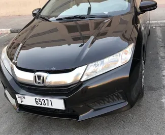 Frontvisning av en leiebil Honda City i Dubai, De Forente Arabiske Emirater ✓ Bil #4957. ✓ Automatisk TM ✓ 0 anmeldelser.