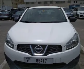 Frontvisning av en leiebil Nissan Qashqai i Dubai, De Forente Arabiske Emirater ✓ Bil #4963. ✓ Automatisk TM ✓ 1 anmeldelser.