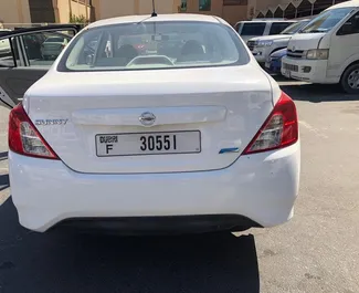 Nissan Sunny 2018 biludlejning i De Forenede Arabiske Emirater, med ✓ Benzin brændstof og 130 hestekræfter ➤ Starter fra 104 AED pr. dag.