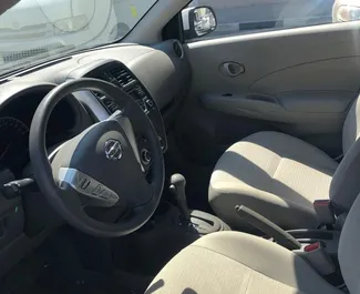 Autóbérlés Nissan Sunny #4956 Automatikus Dubaiban, 1,5L motorral felszerelve ➤ Karim-től az Egyesült Arab Emírségekben.