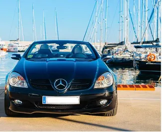 Interiøret til Mercedes-Benz SLK Cabrio til leie i Spania. En flott 2-seters bil med Automatisk-gir.