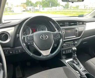 Toyota Auris 2015 automašīnas noma Spānijā, iezīmes ✓ Benzīns degviela un 140 zirgspēki ➤ Sākot no 50 EUR dienā.