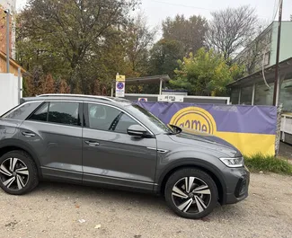 Vue de face d'une location Volkswagen T-Roc à Budapest, Hongrie ✓ Voiture #4762. ✓ Automatique TM ✓ 4 avis.