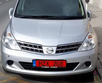 Přední pohled na pronájem Nissan Tiida v Limassolu, Kypr ✓ Auto č. 279. ✓ Převodovka Automatické TM ✓ Recenze 0.