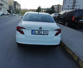 Sprednji pogled najetega avtomobila Fiat Egea v na letališču Istanbul Sabiha Gokcen, Turčija ✓ Avtomobil #4460. ✓ Menjalnik Priročnik TM ✓ Mnenja 1.