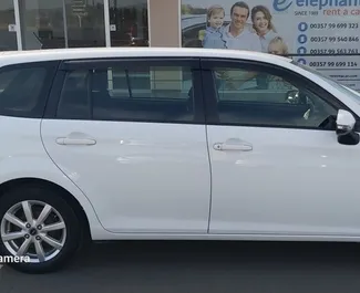 パフォス空港にて、キプロスにてでのToyota Corolla Fielder #5026 自動カーレンタル、1.6Lエンジン搭載 ➤ シャラランボスから。