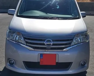 Frontvisning av en leiebil Nissan Serena på Pafos lufthavn, Kypros ✓ Bil #5030. ✓ Automatisk TM ✓ 0 anmeldelser.
