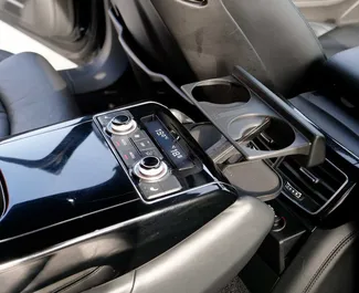 Audi A8 L salono nuoma Ispanijoje. Puikus 5 sėdimų vietų automobilis su Automatinis pavarų dėže.