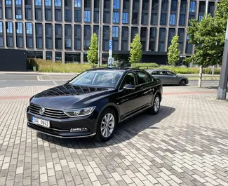 Frontvisning af en udlejnings Volkswagen Passat i Prag, Tjekkiet ✓ Bil #4894. ✓ Automatisk TM ✓ 0 anmeldelser.