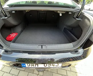 محرك الديزل بسعة 2,0 لتر لسيارة Volkswagen Passat 2016 للإيجار في في براغ.