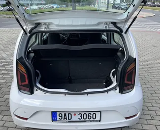Bensiini 1,0L moottori Volkswagen Up 2017 vuokrattavana Prahassa.
