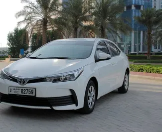 Vista frontal de um aluguel Toyota Corolla Sedan no Dubai, Emirados Árabes Unidos ✓ Carro #4861. ✓ Transmissão Automático TM ✓ 0 avaliações.