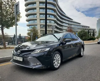 Μπροστινή όψη ενοικιαζόμενου Toyota Camry στο αεροδρόμιο του Μπακού, Αζερμπαϊτζάν ✓ Αριθμός αυτοκινήτου #5181. ✓ Κιβώτιο ταχυτήτων Αυτόματο TM ✓ 1 κριτικές.