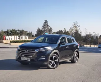 Vista frontal de un Hyundai Tucson de alquiler en el aeropuerto de Bakú, Azerbaiyán ✓ Coche n.º 5220. ✓ Automático TM ✓ 0 opiniones.