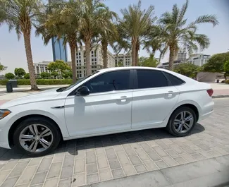 Vue de face d'une location Volkswagen Jetta à Dubaï, EAU ✓ Voiture #5121. ✓ Automatique TM ✓ 0 avis.