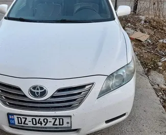 Frontvisning av en leiebil Toyota Camry i Tbilisi, Georgia ✓ Bil #5315. ✓ Automatisk TM ✓ 0 anmeldelser.